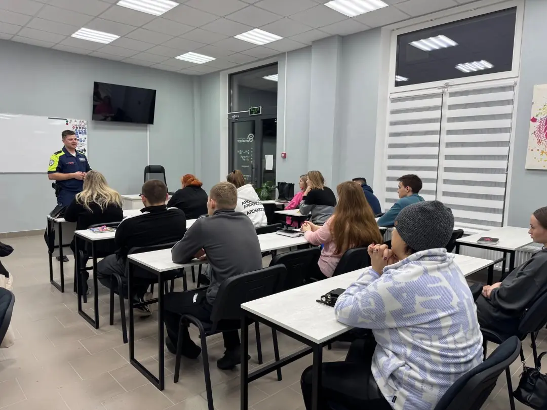 Занятие по теории в классе автошколы